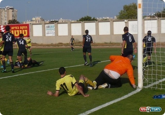 מנע שוויון דרמטי. שמלי מראה את הת.. לאלנור אלייב (אלי שמואלי)