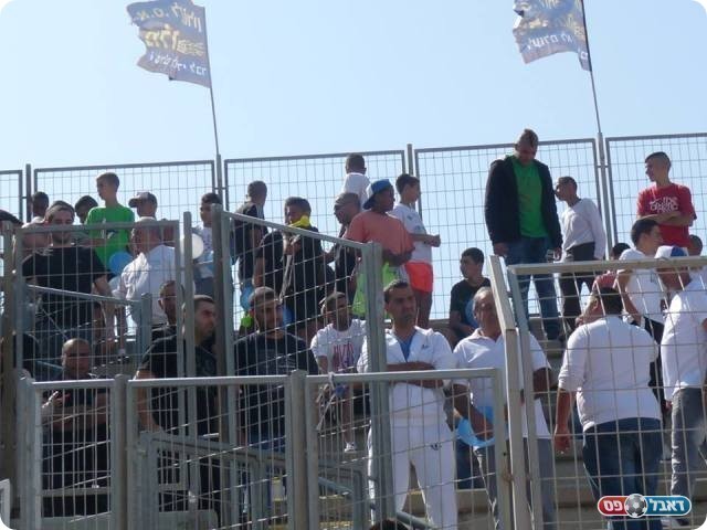 המגרש לבש חג. אוהדי לזרוס (אלי שמואלי)