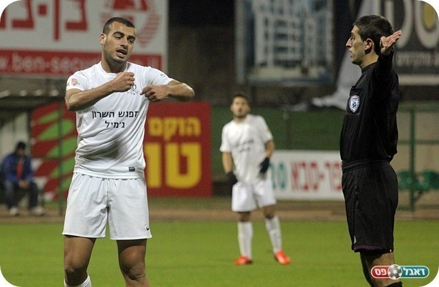 הלחץ נשא פרי. טלס בא בטענות לשופט (צילום: לירן דורף)