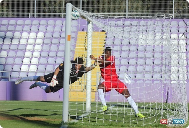 והכדור עובר את קו השער.