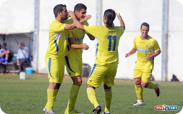 שרדו בקושי. שחקני השרון חוגגים מול ג'לג'וליה (צילום: לירן דורף)