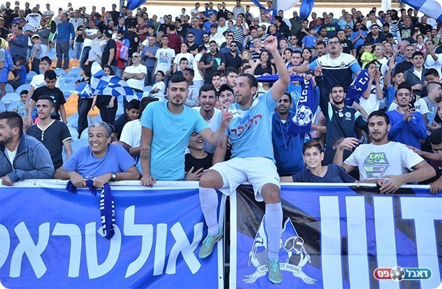 אוהדי בית שאן חוגגים יחד עם קאדח (ארנון לוי)