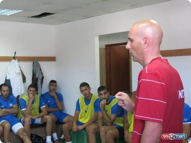 אלדד שביט בתדרוך ראשון לשחקני נצרת עילית