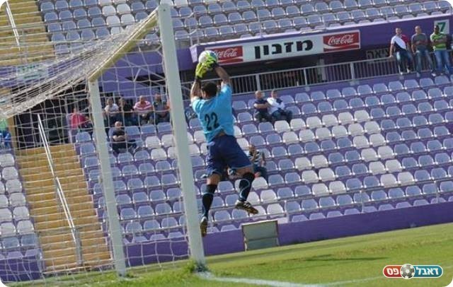 כמעט הופתע מרחוק. חלאילה עוצר (ולדי מויסייב)