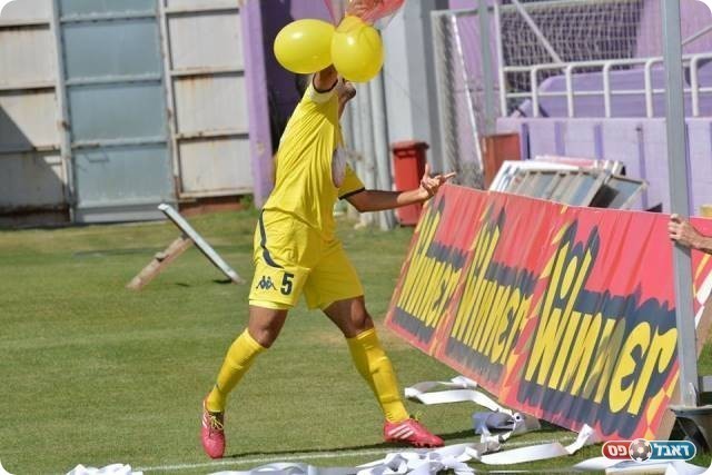 וזורק לאוהדים (ולדי מויסייב)