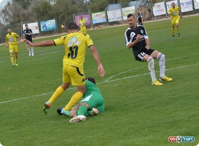 מתפרצות של קריית גת. אנגלשטיין עוצר את משה (צילום: ולדי מויסייב)