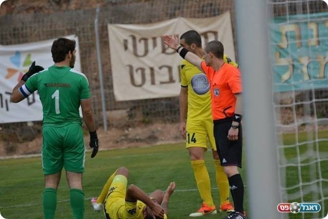 והפציעה של פורת (צילום: ולדי מויסייב)