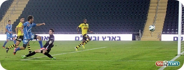 כמעט ספיגה. לויטה עוצר את אדלשטיין (צילום: לירן דורף)