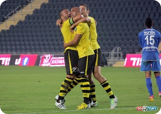 וז'אן חוגג על ערן לוי (צילום: לירן דורף)