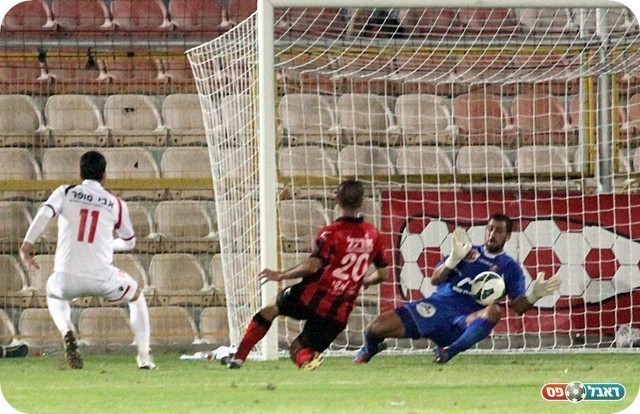 בלעדיו המצב היה גרוע הרבה יותר. שמש עוצר את בן עמי (צילום: לירן דורף)