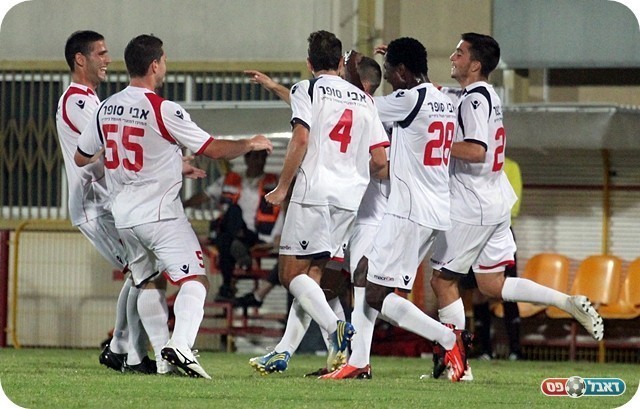 וחוגג עם החברים (צילום: לירן דורף)