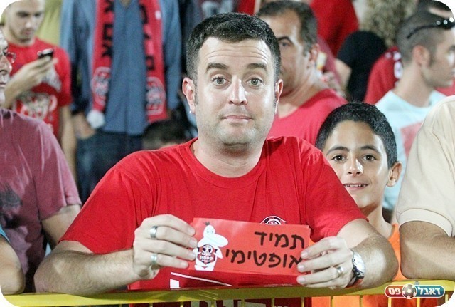 תמונת היום. יהונתן כהן במסר ברור (צילום: לירן דורף)