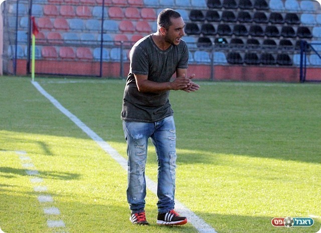 שוקי סדיס מאמן הכפר, שמר פחות או יותר על אותו סגל מאשתקד (לירן דורף)