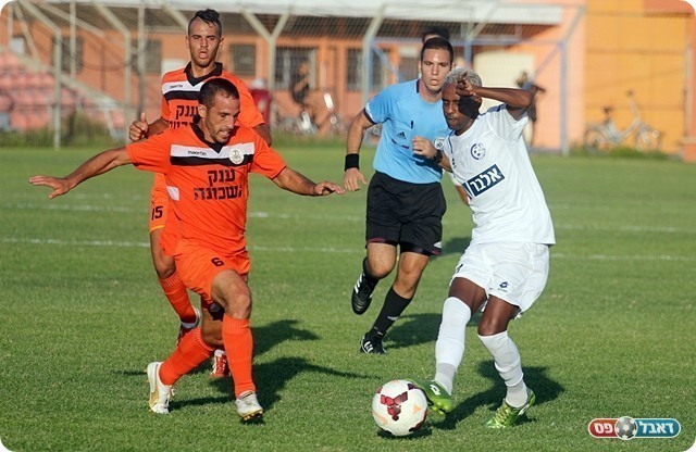 צגאי מנסה לברוח מברנשטיין (לירן דורף)