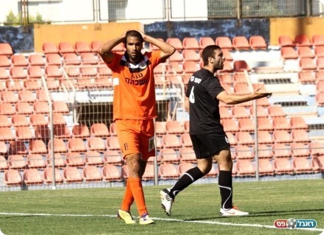 ותופס את הראש (צילום: קובי רוזן)