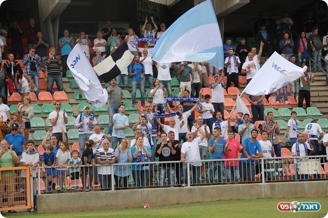 סיבות להיות מרוצים. אוהדי יפו (צילום: מוחמד חאדר אניס)