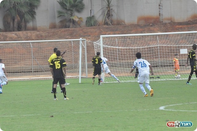 בנגיעה הראשונה בכדור. רבינוביץ' כובש (צילום: מוחמד חאדר אניס)