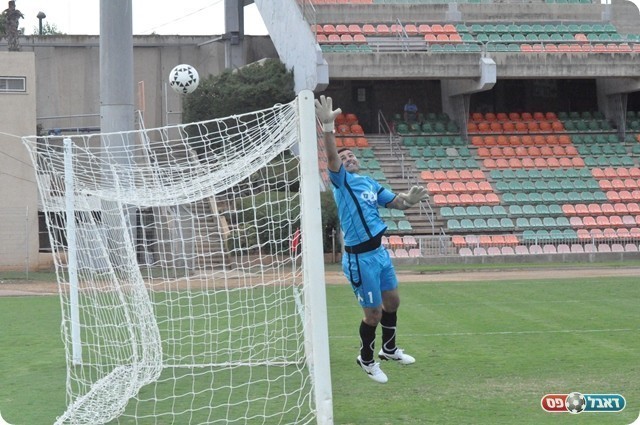 שחקני יפו אימנו את השוער. סמדג'ה בפעולה (צילום: מוחמד חאדר אניס)