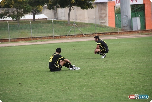 גולשים כלפי מטרה. שחקני כפ"ס בסיום (צילום: מוחמד חאדר אניס)