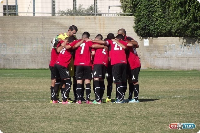 העפילו שלב בגביע. שחקני כפר כנא לפני השריקה (עלאא בדארנה)