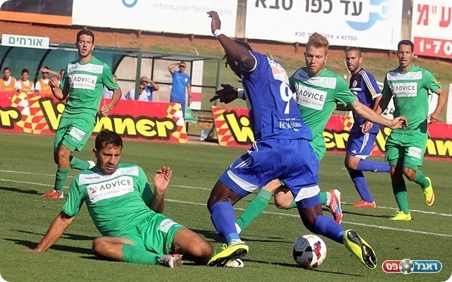 רגע המחלוקת במשחק. קהינדה נתקל בברכו של טואף, פנדל לא היה, גם צהוב שני לא (לירן דורף)