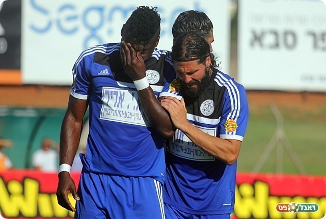 פרננדס מנחם את קהינדה הדומע