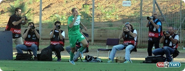 אורן ניסים חוגג ומתועד מכל זווית, החלוץ הותיק פשוט לא נגמר (לירן דורף)