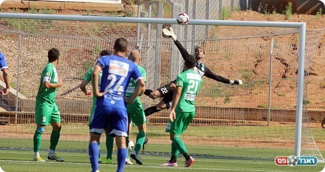 כהן מתעופף והודף את הכדור של פרננדס (לירן דורף)