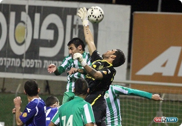 עמוס מעל סיימון (צילום: לירן דורף)