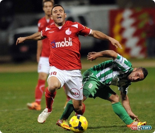 עבד אלחי מכשיל את פלצ'וק(צילום:וואלה ספורט)