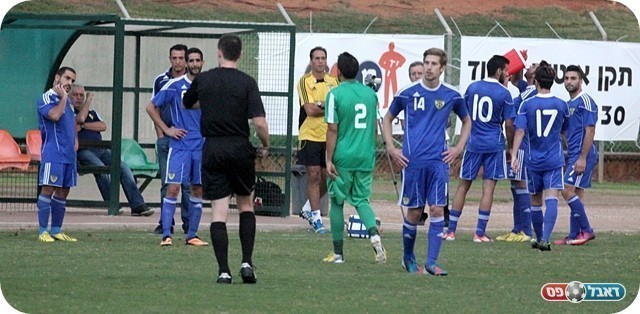 היה צריך להפסיק? השופט מבקש מהכרמיאלים לחזור (צילום: לירן דורף)