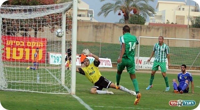 כמעט הרביעי. יעקב בועט לרשת החיצונית (צילום: לירן דורף)