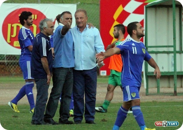 הפיאסקו. בוזורגי מסביר לשייע למה חשוך בעיניו (צילום: לירן דורף)