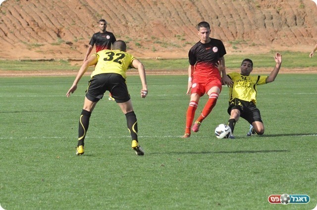 מרמורק נכנסה למשחק. מישל רוס מנסה (צילום: חאדר אניס)