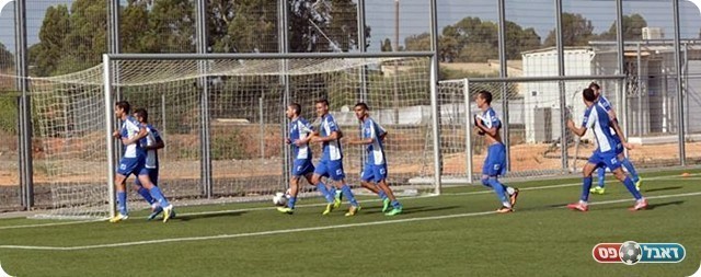 שחקני רמת השרון נסים לעבר המרחב המוגן עם שמיעת האזעקה (ולדי מוסייב)