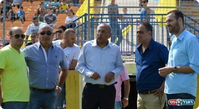 התכבד בבעיטת הפתיחה. ראש העיר (צילום: ולדי מויסייב)