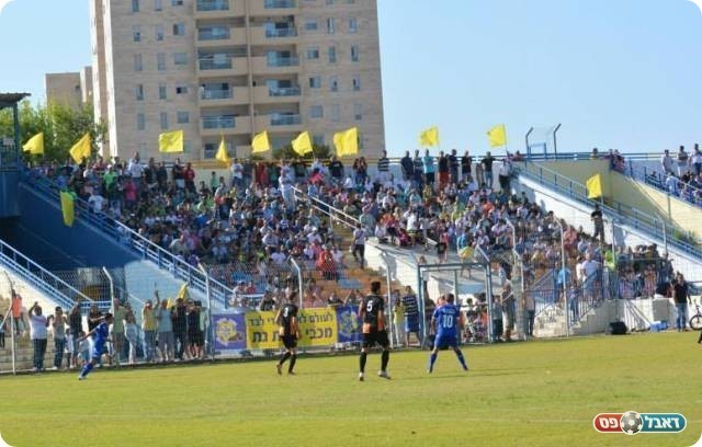 למרות מחיר הכרטיסים. אוהדי קריית גת (צילום: ולדי מויסייב)