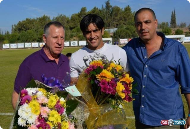 עשו כבוד. יפרח מעניק את הפרחים לברדה ונוימן (צילום: ולדי מויסייב)