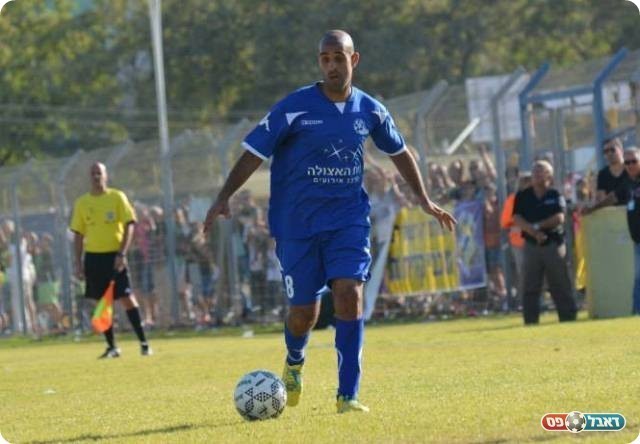 איים על השער. עובד (צילום: ולדי מויסייב)