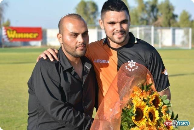 מחווה יפה. אלנקרי מעניק הפרחים לאלקיים (צילום: ולדי מויסייב)