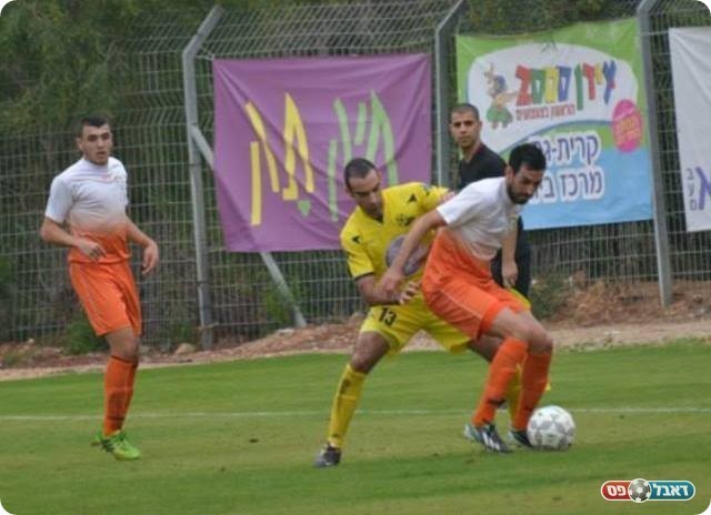 עבר לשמאל. פונטרומולי עוצר את אסייג (צילום: ולדי מויסייב)