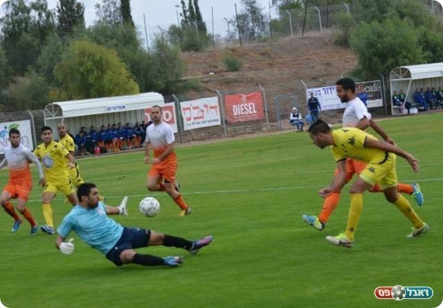 איש המשחק של נס ציונה. שערי עוצר את זוהר (צילום: ולדי מויסייב)