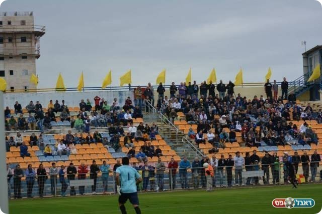 חלק נשארו בבית. אוהדי קריית גת (צילום: ולדי מויסייב)