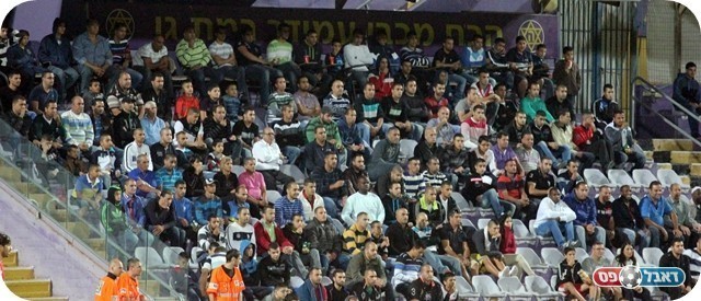 נהנים. אוהדי כפר קאסם (צילום: לירן דורף)