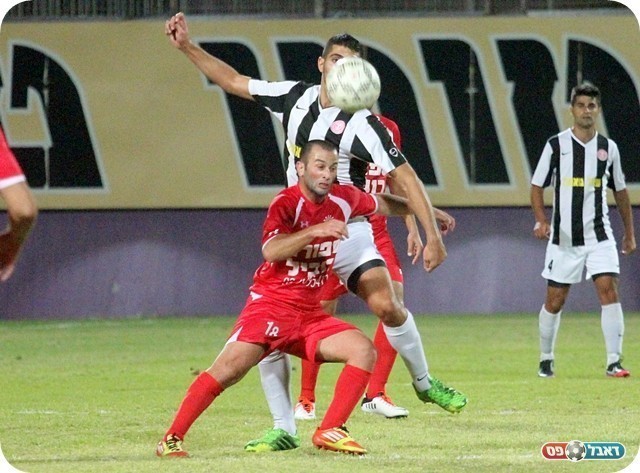 משחק כנפיים הטוב בליגה. קובי כהן מנסה לעצור את אבן (צילום: לירן דורף)