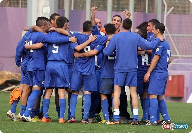 שמו את כל הבעיות בצד. שחקני אילת ואטלי בסיום (צילום: לירן דורף)