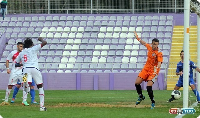 עמאר נוגח לקורה.