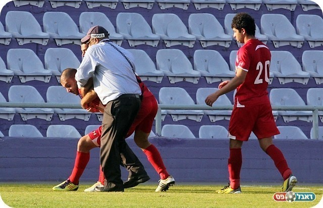 ומורד בכוח מהדשא (צילום: לירן דורף)