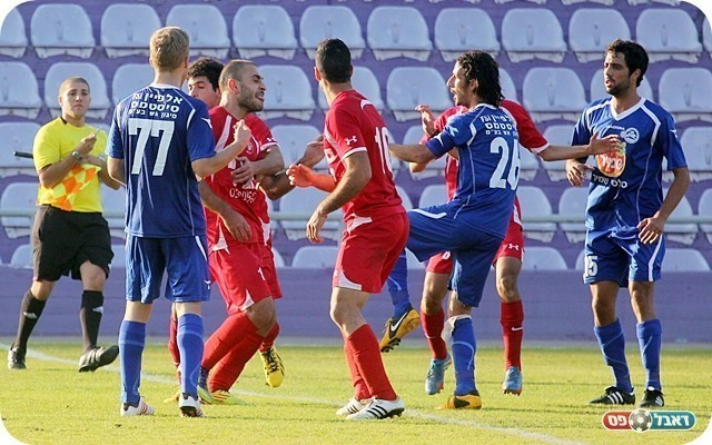 התקפת אמוק חסרת תקדים. מרעב שוב מתפרץ למגרש (צילום: לירן דורף)