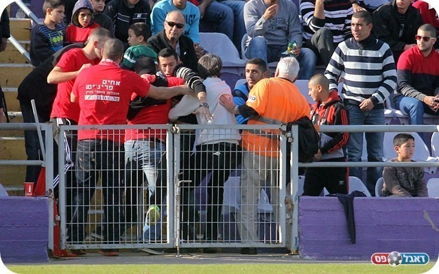 חייבים לדעת לרסן את עצמם. המכות ביציע (צילום: לירן דורף)